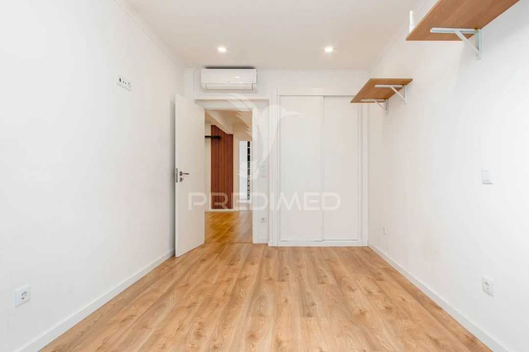 Moradia T4 para Venda em Mina de Água Foto 18