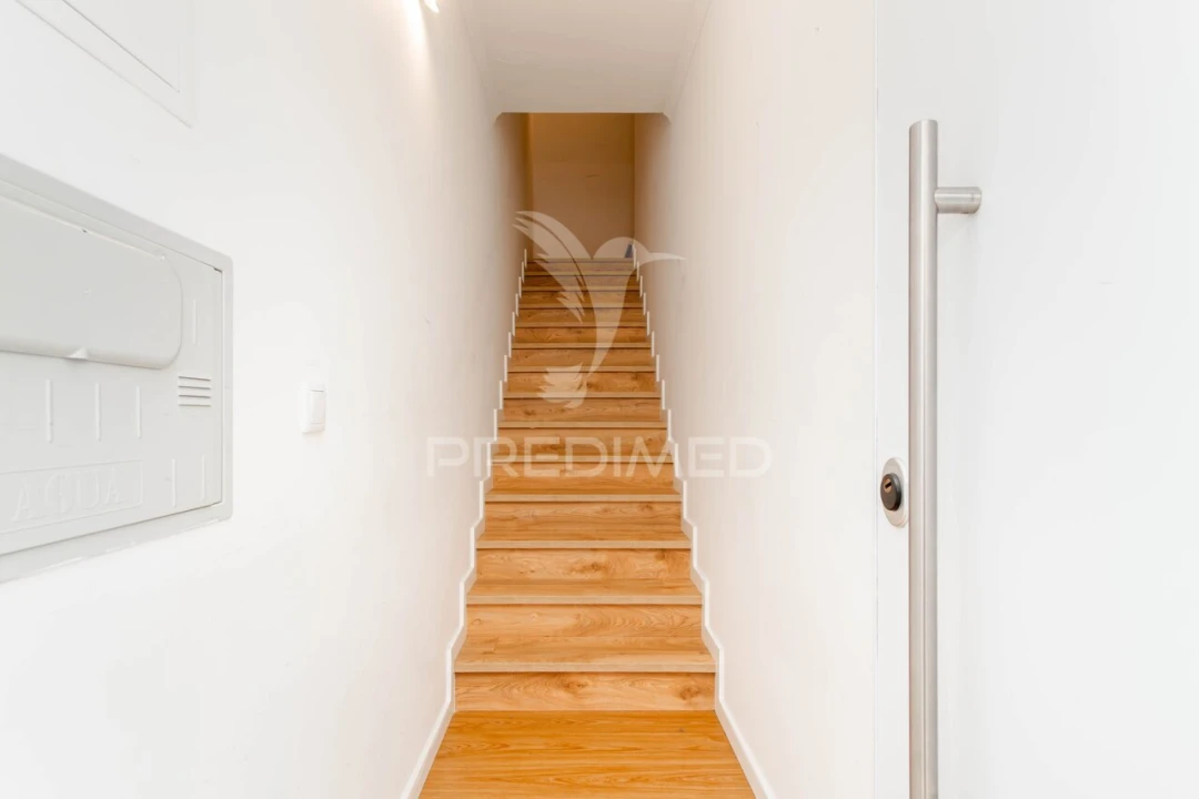 Moradia T4 para Venda em Mina de Água Foto 3