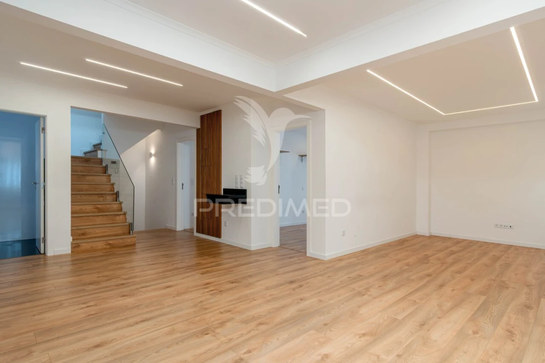 Moradia T4 para Venda em Mina de Água Foto 13