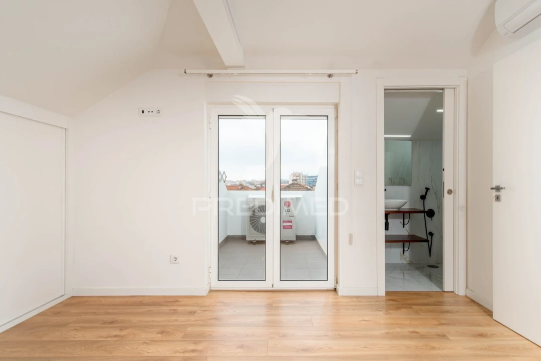 Moradia T4 para Venda em Mina de Água Foto 26