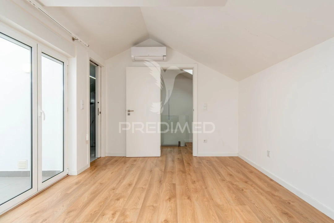 Moradia T4 para Venda em Mina de Água Foto 27