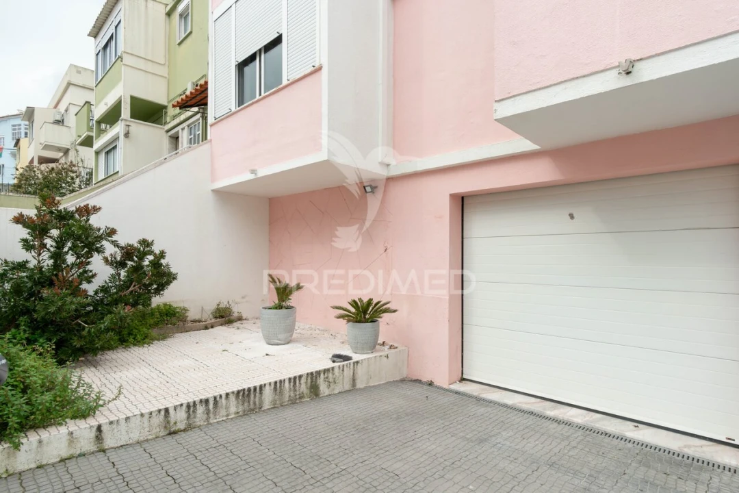 Moradia T4 para Venda em Mina de Água Foto 37