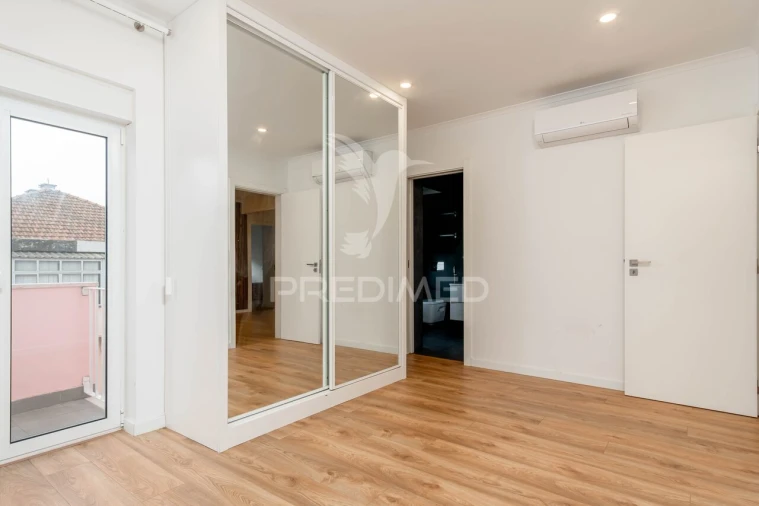 Moradia T4 para Venda em Mina de Água Foto 21