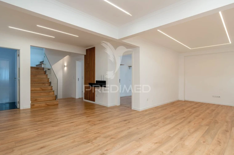 Moradia T4 para Venda em Mina de Água Foto 13