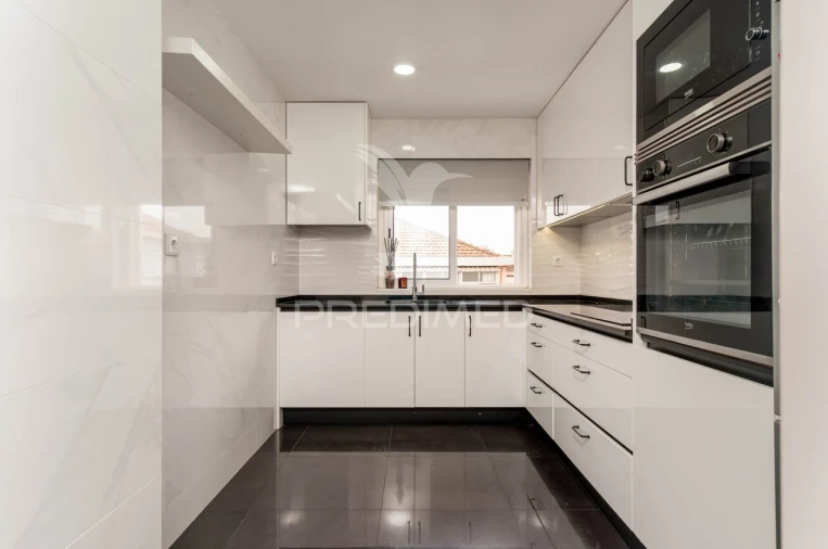 Moradia T4 para Venda em Mina de Água Foto 10