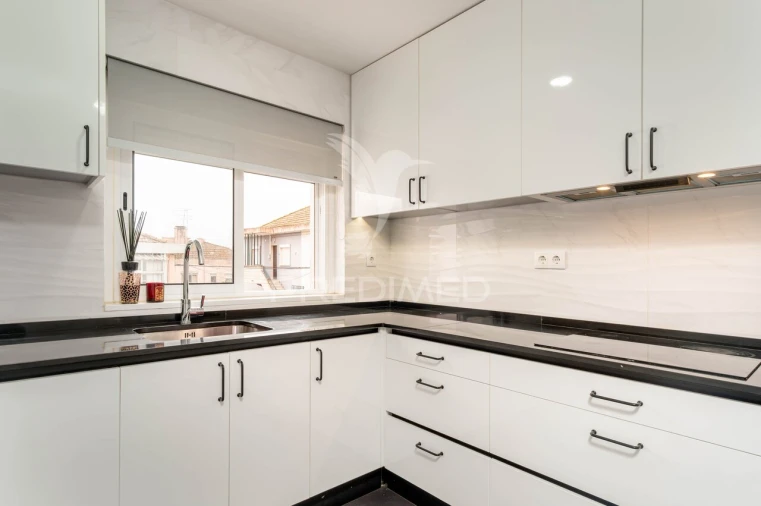 Moradia T4 para Venda em Mina de Água Foto 12