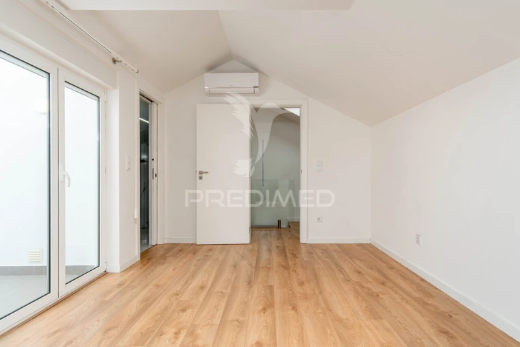 Moradia T4 para Venda em Mina de Água Foto 27