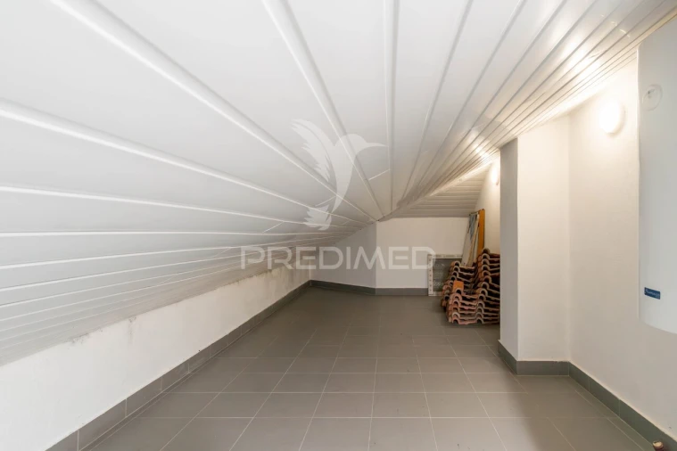 Moradia T4 para Venda em Mina de Água Foto 29