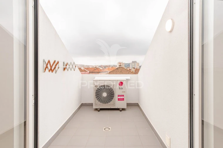 Moradia T4 para Venda em Mina de Água Foto 28