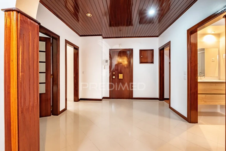 Apartamento T4 para Venda em Alfragide Foto 27