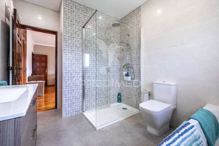 Moradia T3 para Venda em Cela Foto 23