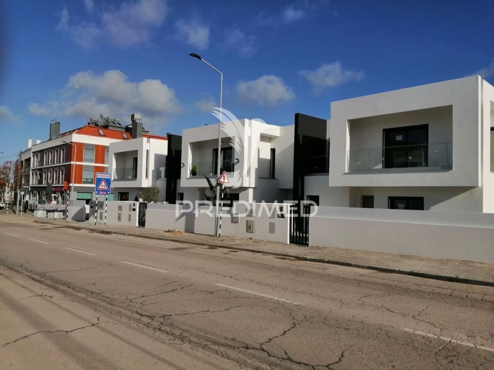 Moradia T4 para Venda em Corroios Foto 1