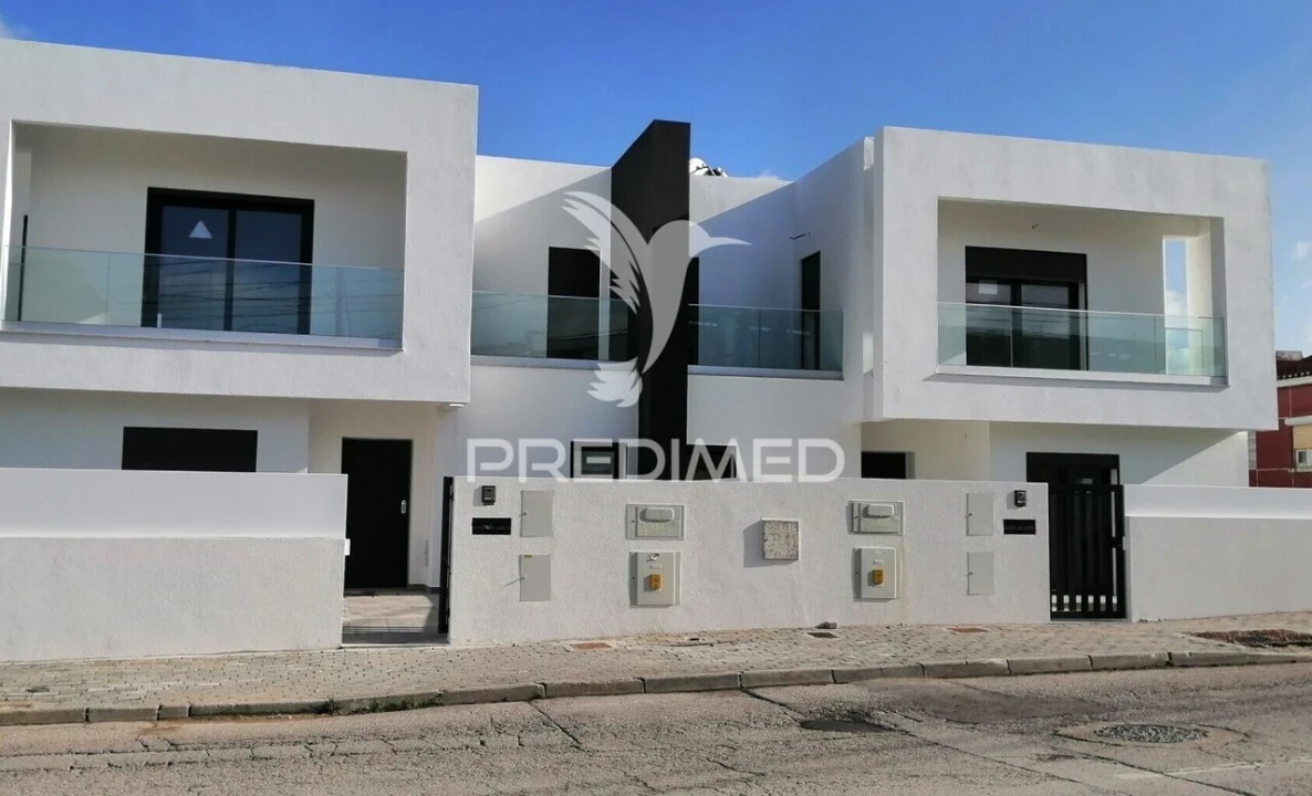 Moradia T4 para Venda em Corroios Foto 1