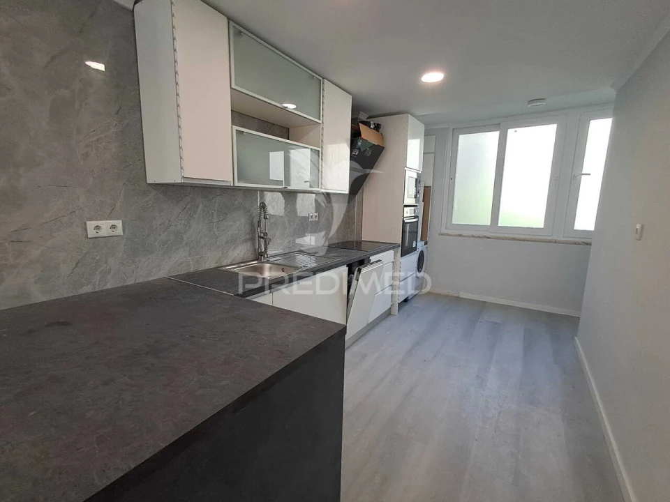 Apartamento T2 para Venda em Benfica Foto 3