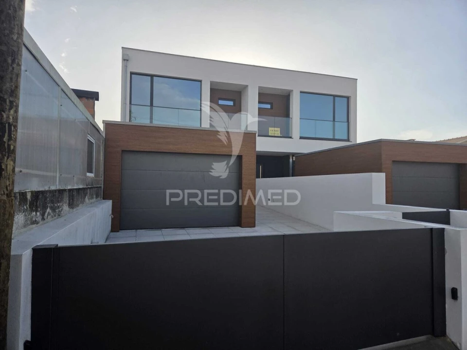 Moradia T4 para Venda em Aradas Foto 2