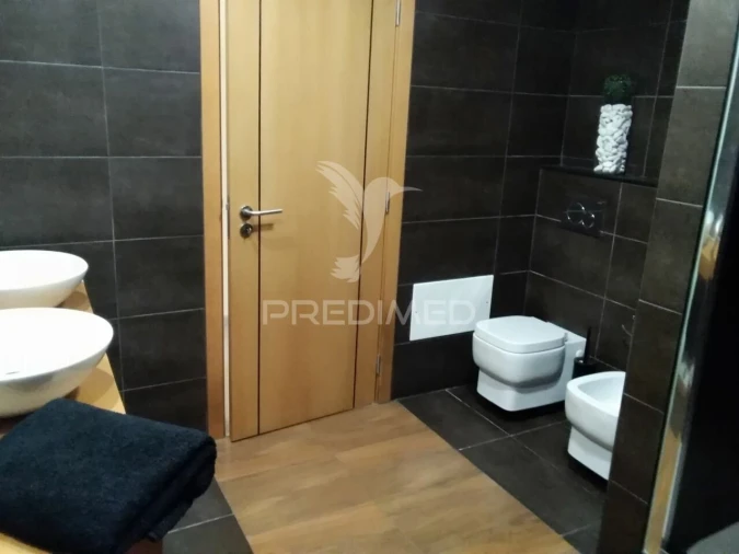 Moradia T4 para Venda em Quelfes Foto 13