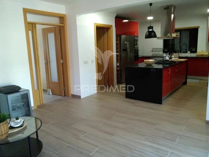 Moradia T4 para Venda em Quelfes Foto 4