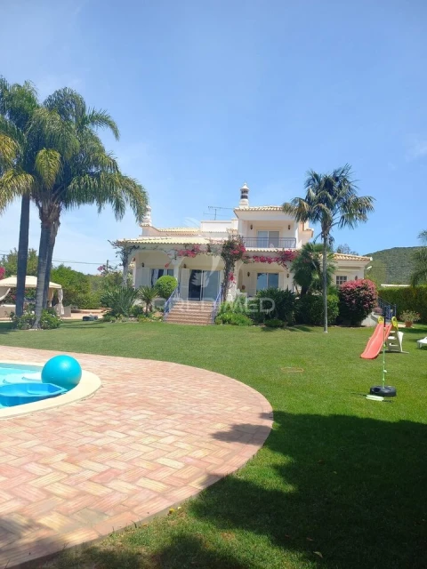 Moradia T5 para Venda em Santa Barbara de Nexe