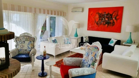 Moradia T5 para Venda em Santa Barbara de Nexe