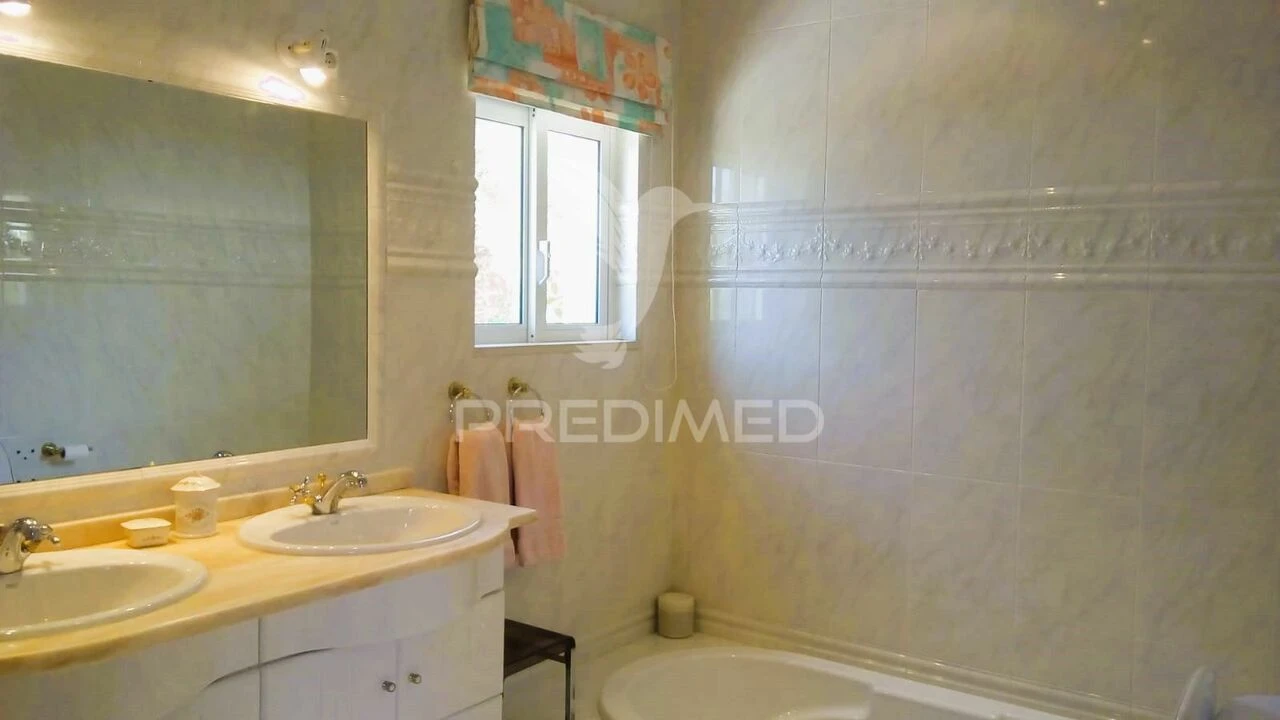 Moradia T5 para Venda em Santa Barbara de Nexe Foto 14