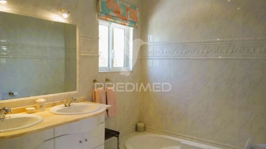 Moradia T5 para Venda em Santa Barbara de Nexe Foto 14