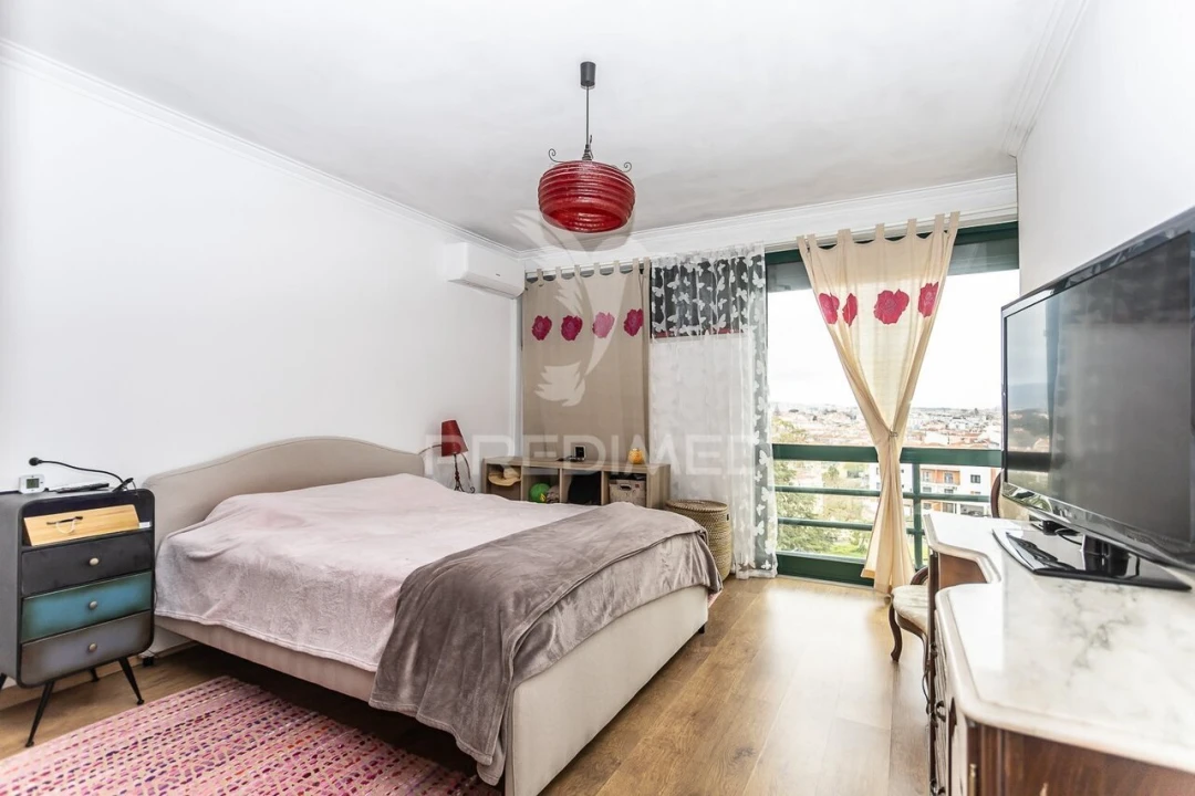 Apartamento T4 para Venda em Rio de Mouro Foto 17