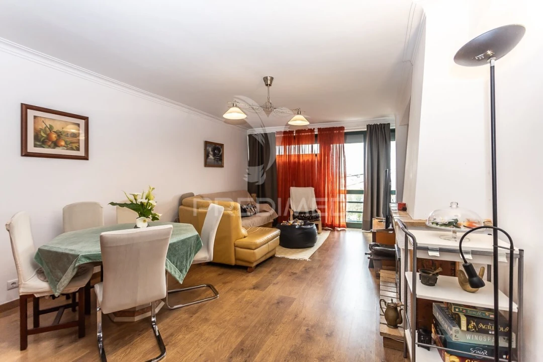 Apartamento T4 para Venda em Rio de Mouro Foto 1