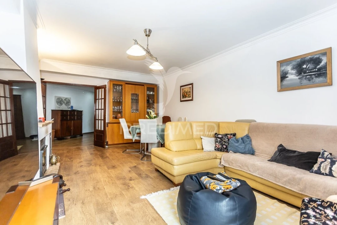 Apartamento T4 para Venda em Rio de Mouro Foto 3