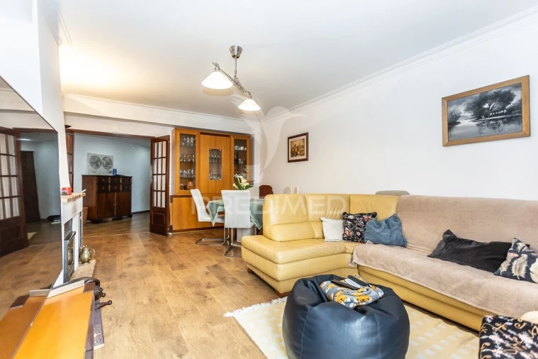 Apartamento T4 para Venda em Rio de Mouro Foto 3