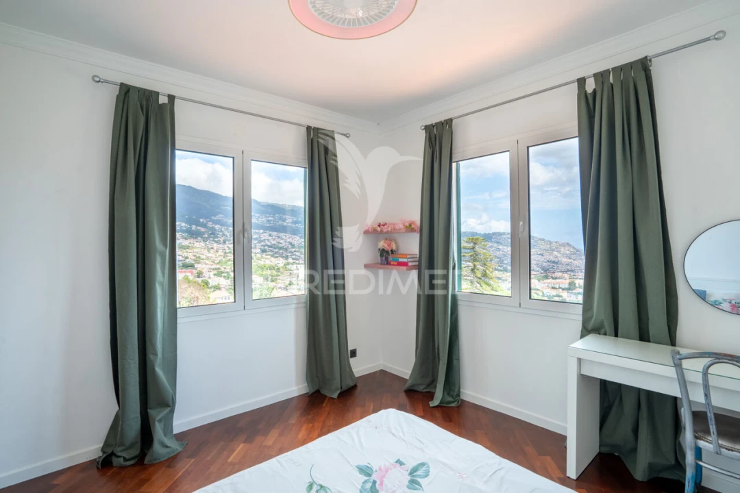 Moradia T4 para Venda em Santo Antonio Foto 4