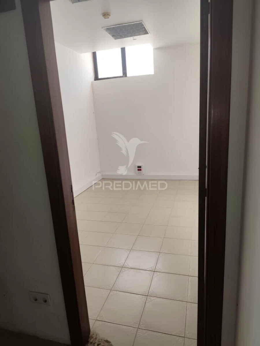 Armazém para Arrendamento em Quarteira Foto 5