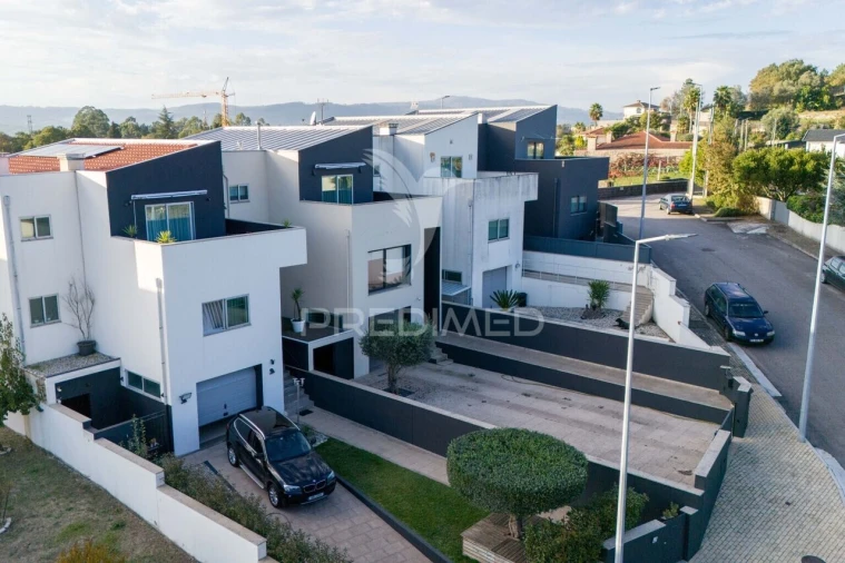 Moradia T3 para Venda em Carrazedo Foto 1