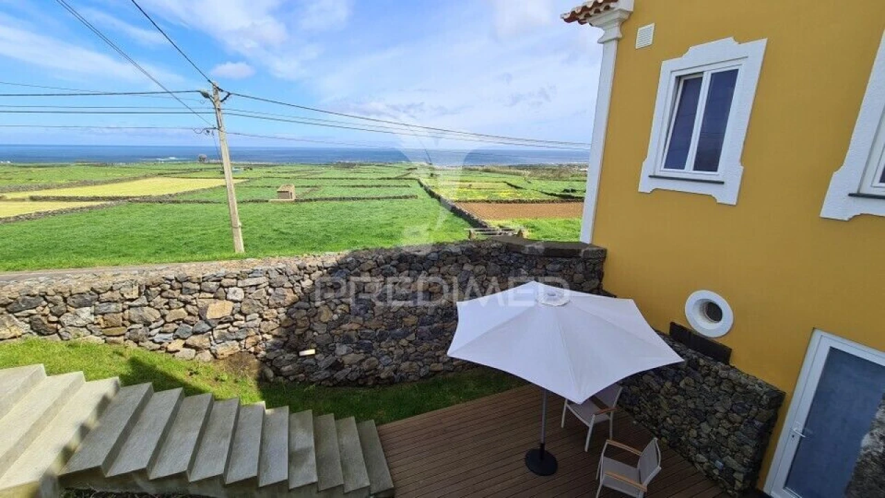Moradia T4 para Venda em Lajes Foto 8