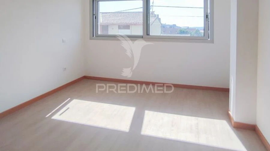 Apartamento T1 para Venda em Urgezes