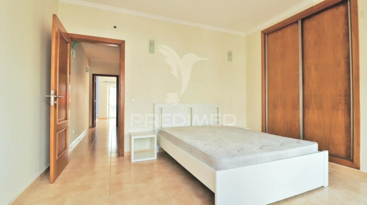 Moradia T3 para Venda em Quelfes Foto 13