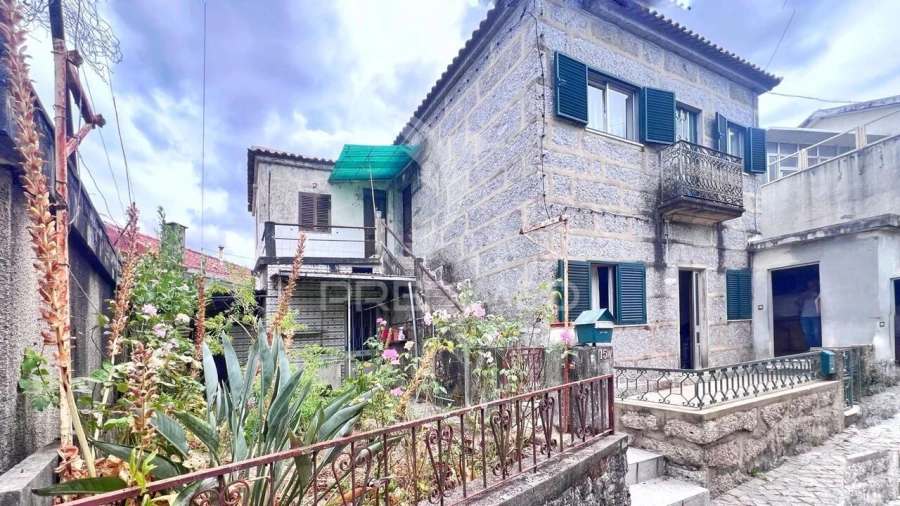 Moradia T4 para Venda em Urgezes Foto 1