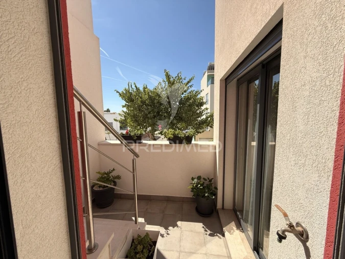 Moradia T3 para Venda em Quelfes Foto 9