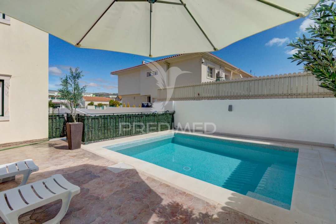 Moradia T5 para Venda em Vialonga Foto 11