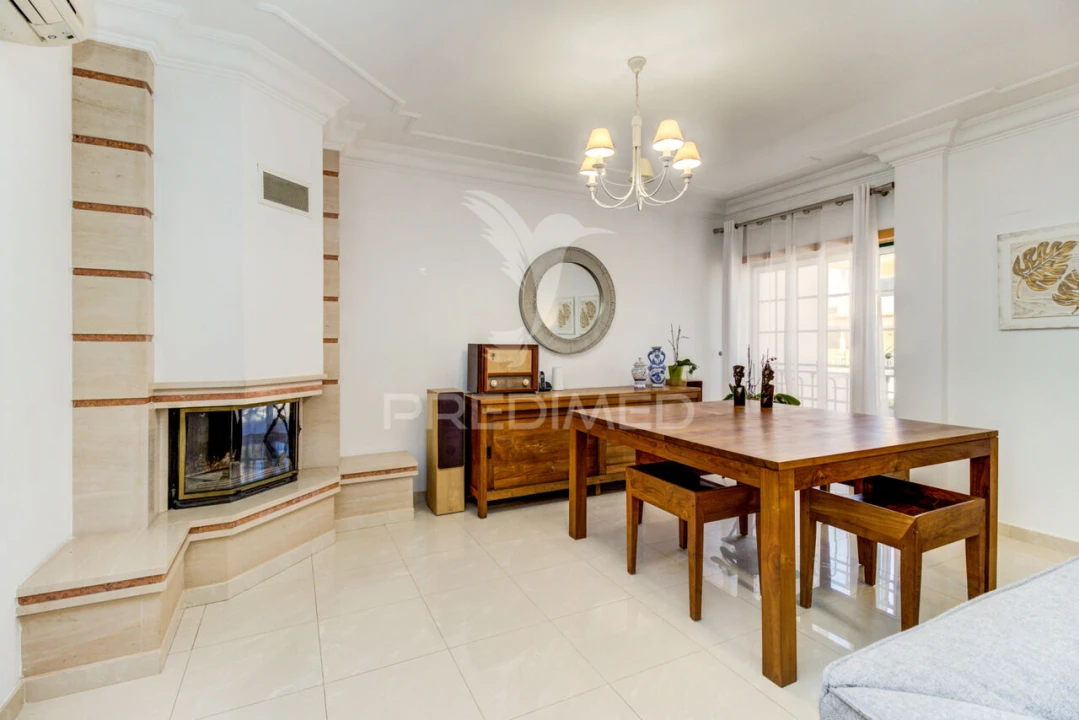 Moradia T5 para Venda em Vialonga Foto 4