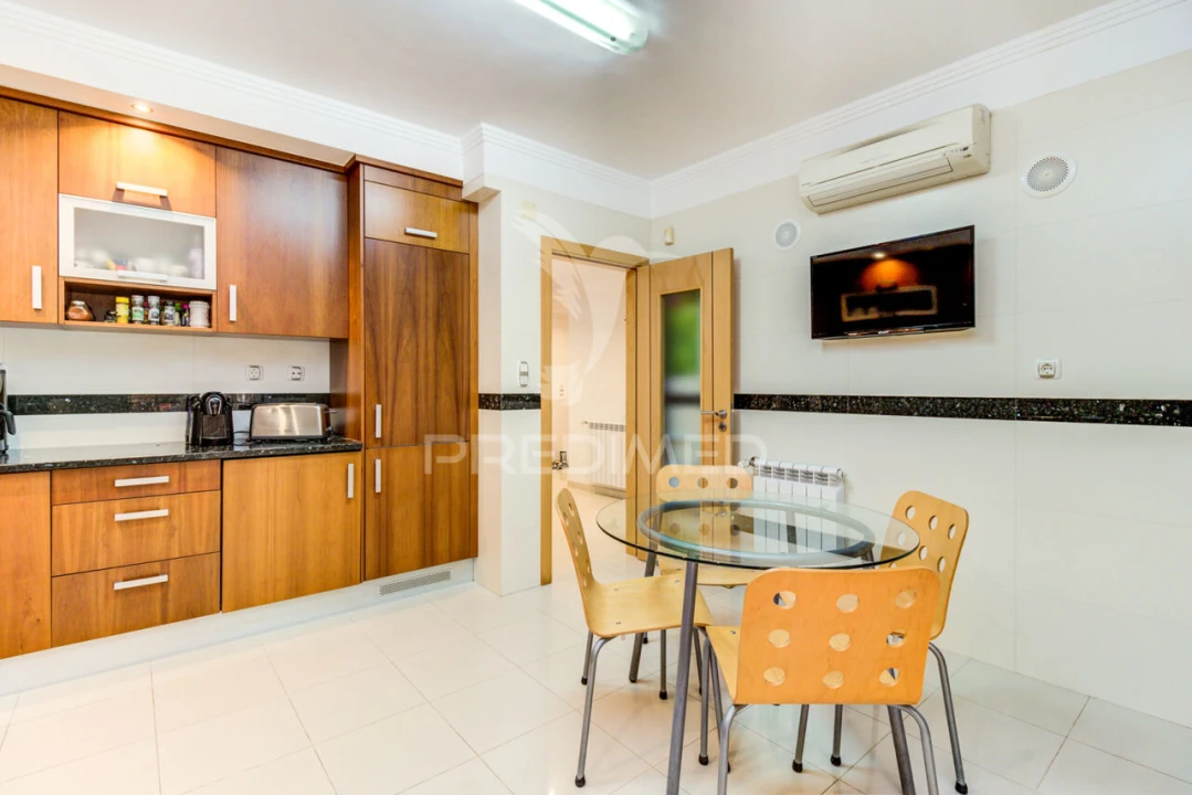 Moradia T5 para Venda em Vialonga Foto 8