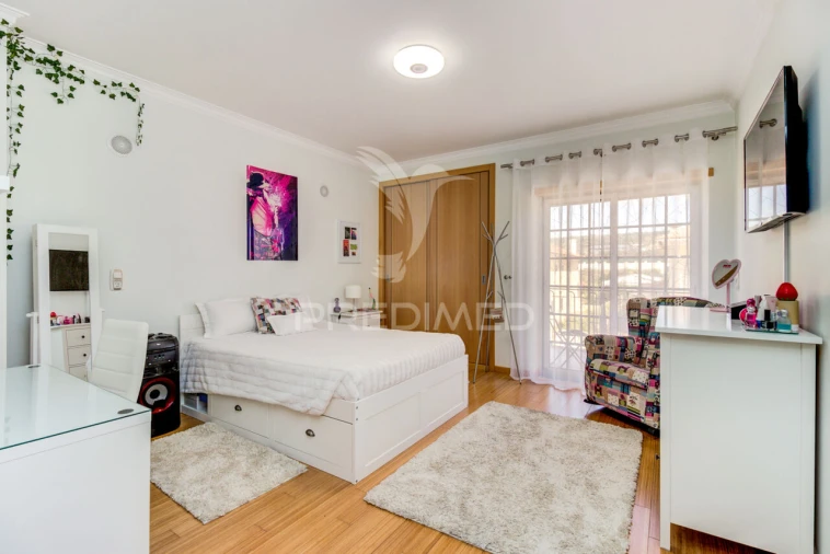 Moradia T5 para Venda em Vialonga Foto 24