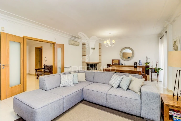 Moradia T5 para Venda em Vialonga Foto 1