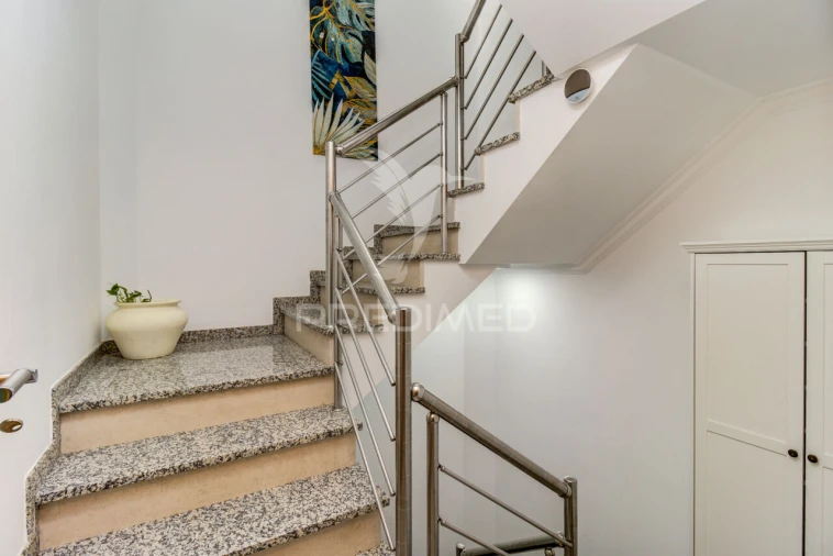 Moradia T5 para Venda em Vialonga Foto 18