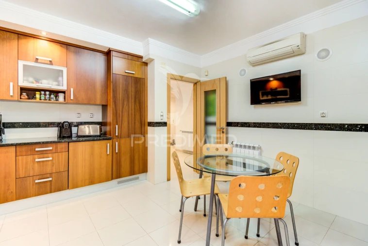 Moradia T5 para Venda em Vialonga Foto 8