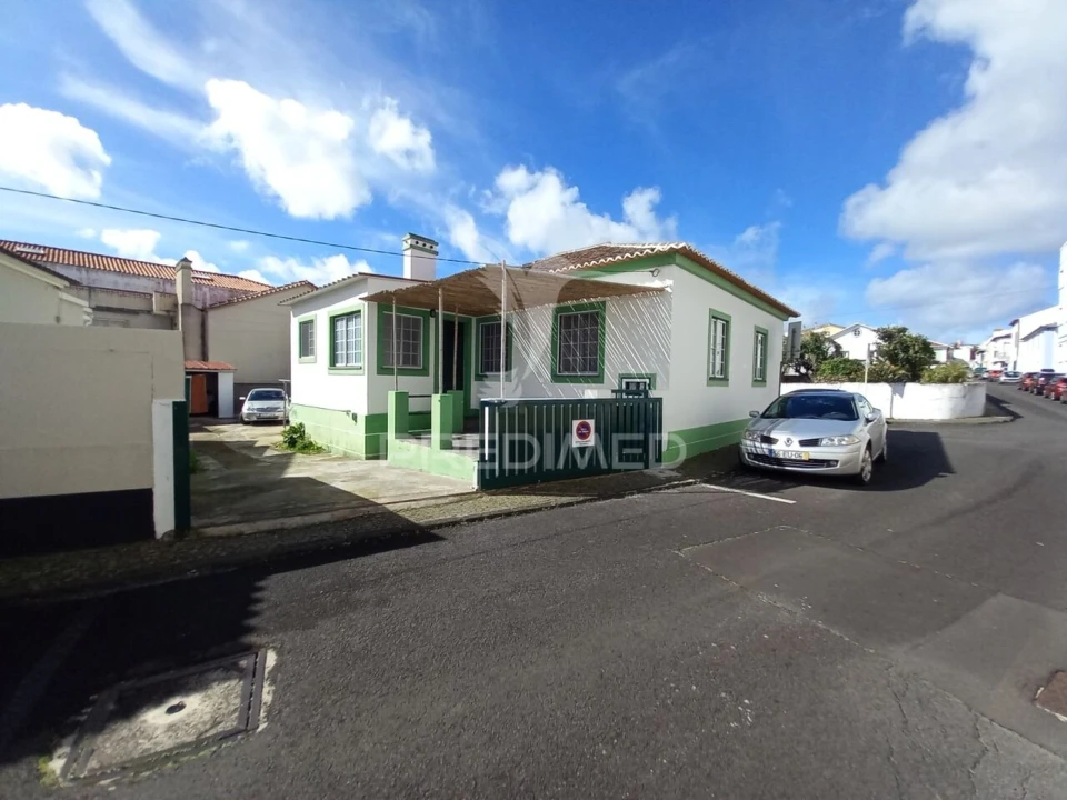 Moradia T4 para Venda em Praia da Vitoria (Santa Cruz) Foto 2