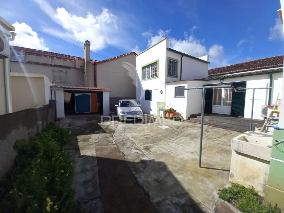 Moradia T4 para Venda em Praia da Vitoria (Santa Cruz) Foto 3