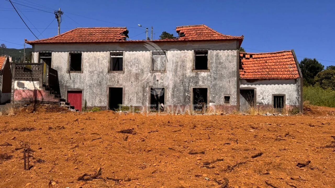 Moradia T4 para Venda em Prazeres Foto 1