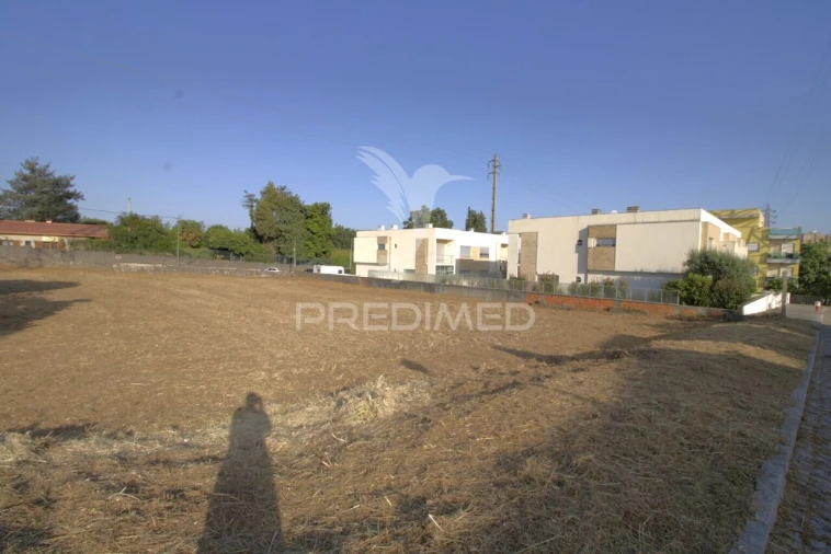Terreno para Venda em Cidade da Maia Foto 2
