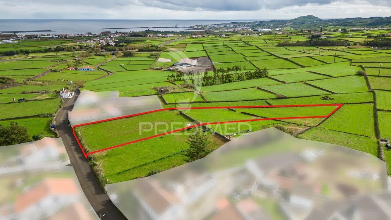 Terreno para Venda em Praia da Vitoria (Santa Cruz) Foto 1