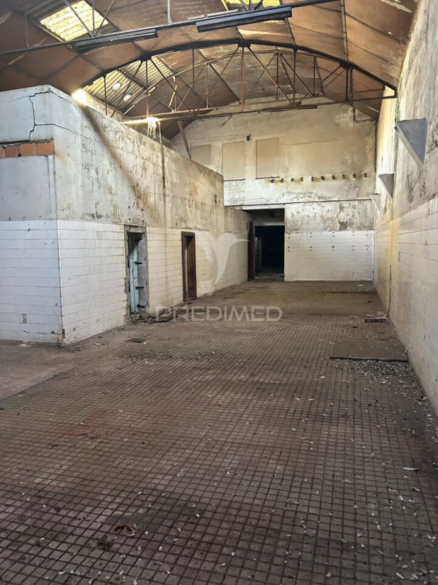 Armazém para Venda em Milheiros Foto 1